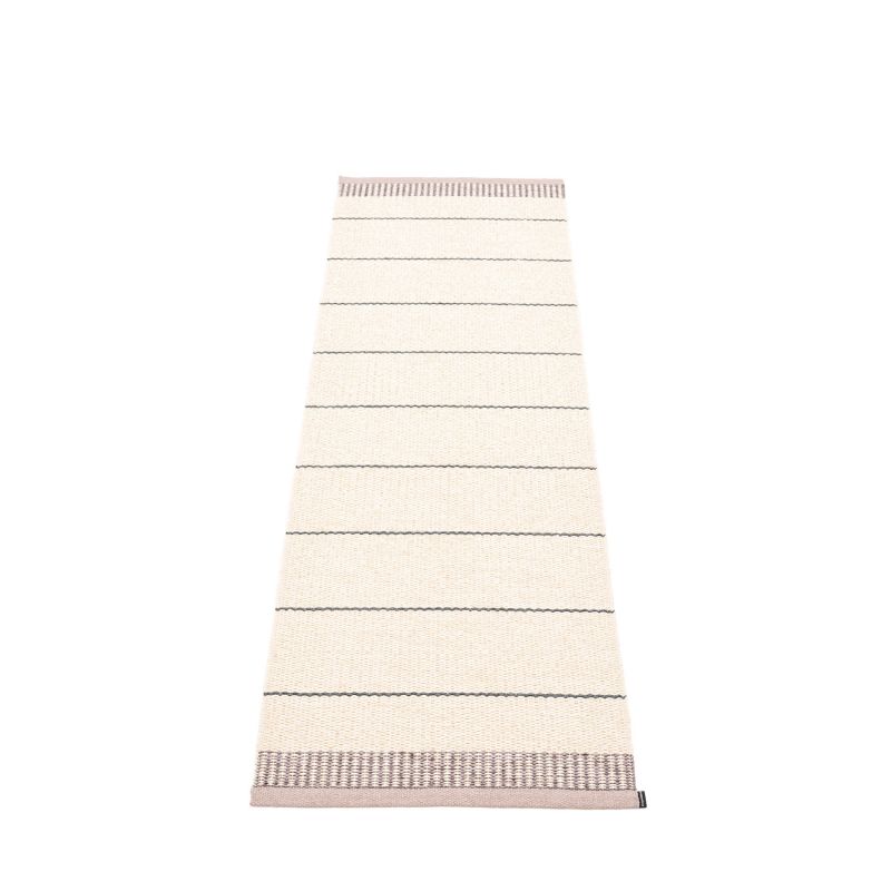 Pappelina Belle Kunststoffteppich 60x200 cm: Beige Teppich mit schwarzen Streifen und dekorativen Enden.